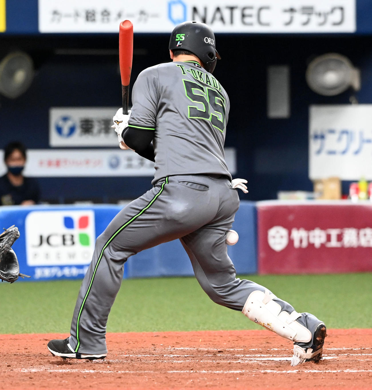 オリックス対西武　8回裏オリックス1死満塁、T－岡田は押し出しの死球を受ける（撮影・前岡正明）