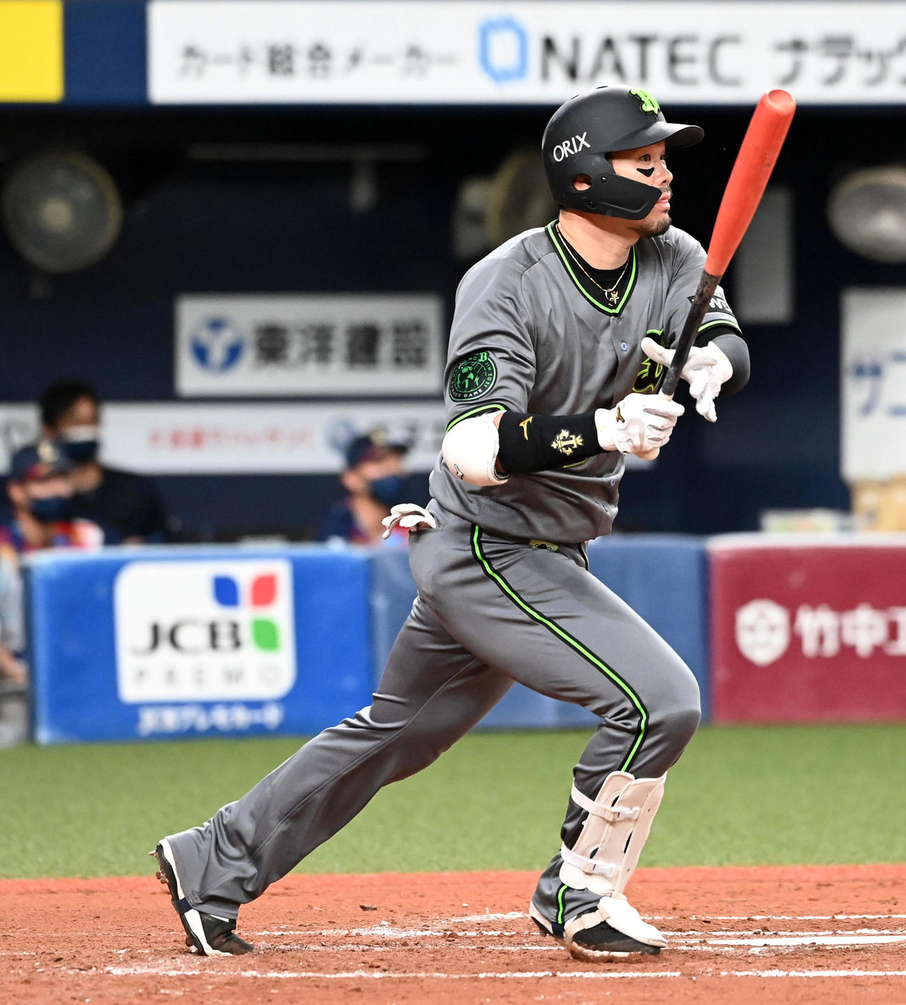 オリックス対西武　6回裏オリックス2死一塁、T－岡田は先制の右適時二塁打を放つ（撮影・前岡正明）