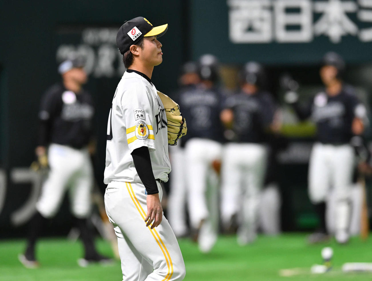 ソフトバンク対ロッテ　7回表ロッテ2死二、三塁、中村奨の左前2点適時打で同点とされ、悔しそうな甲斐野（撮影・岩下翔太）