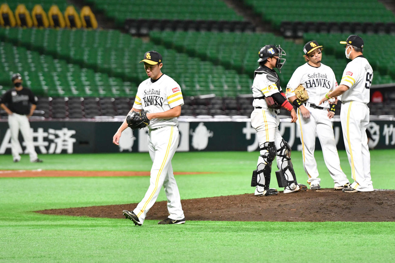 ソフトバンク対ロッテ　9回表、佐藤都に右越え2点本塁打を打たれ降板となった岩崎（撮影・岩下翔太）