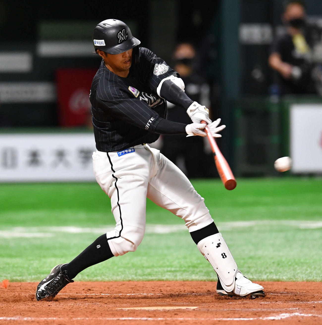 ソフトバンク対ロッテ　7回表ロッテ2死二、三塁、中村奨は左前へ同点となる2点適時打を放つ（撮影・岩下翔太）