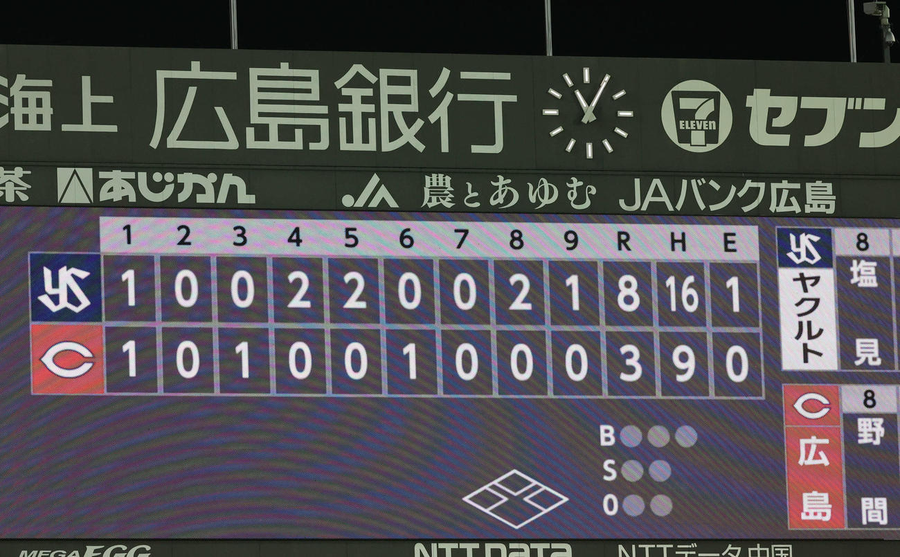 広島対ヤクルト　試合終了は23時を過ぎた（撮影・加藤孝規）
