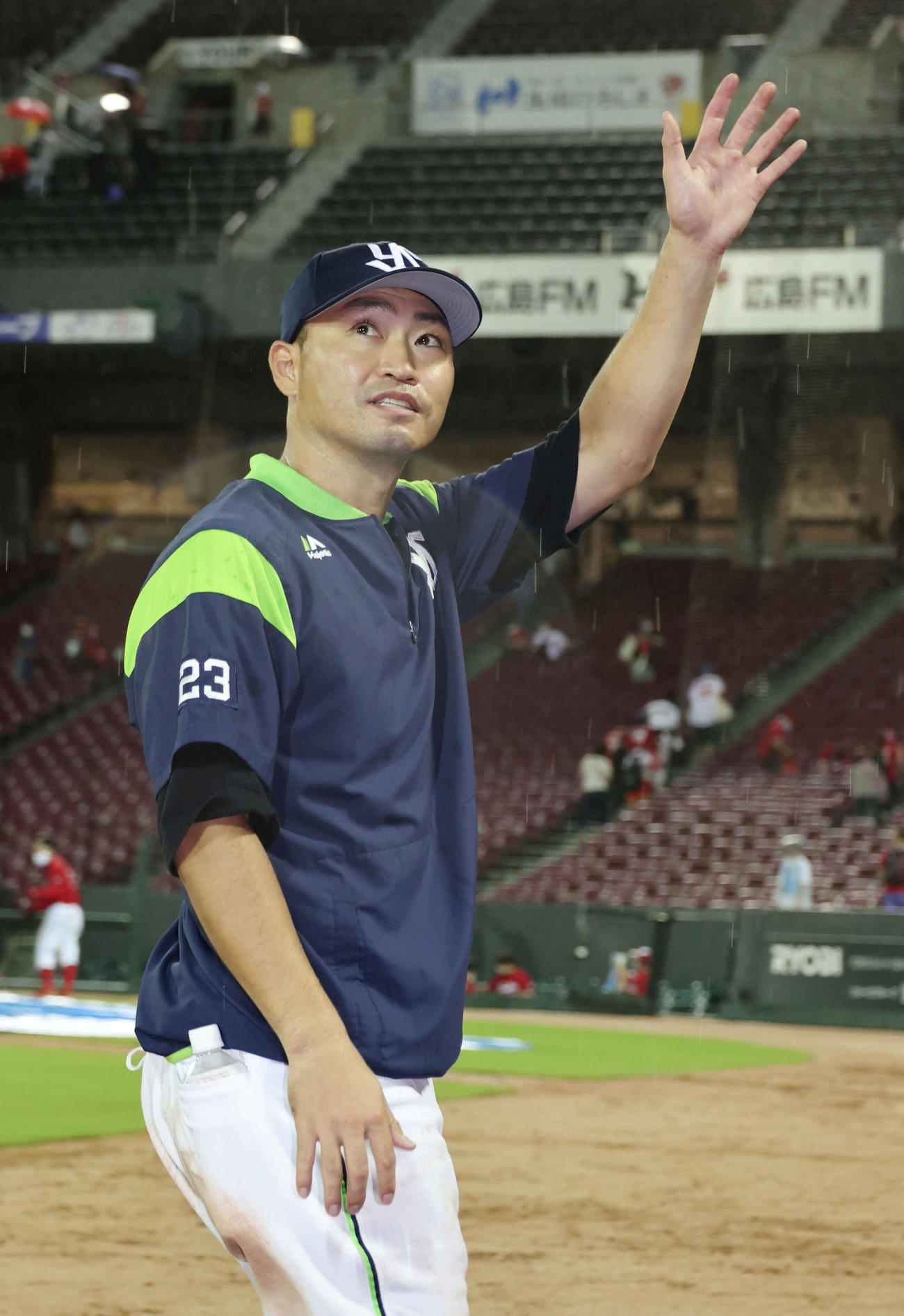 広島対ヤクルト　ファンに手を振る青木（撮影・加藤孝規）