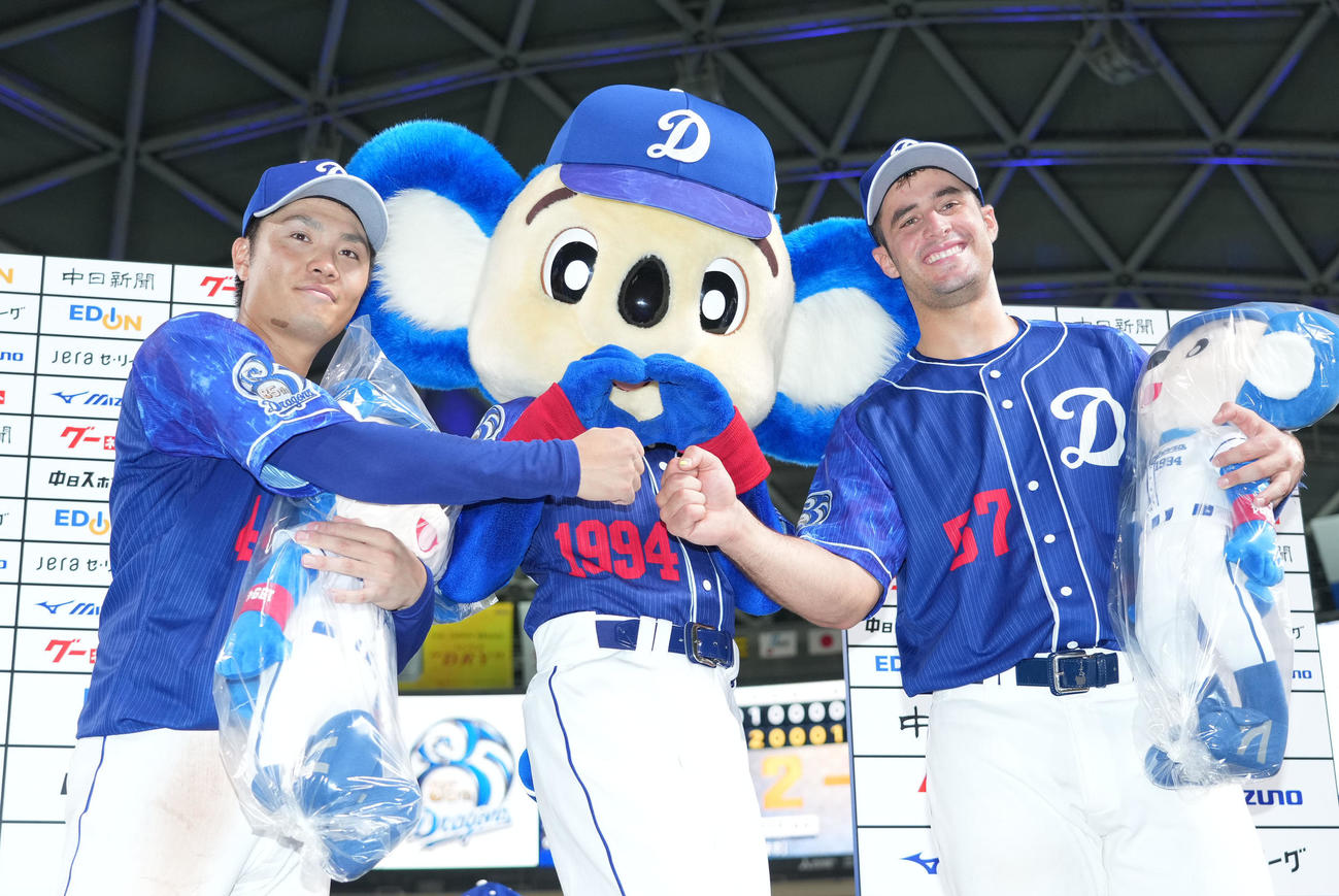 中日対阪神　ヒーローインタビューを終えドアラと共にポーズを撮る溝脇（左）とA・マルティネス（右）（撮影・森本幸一）