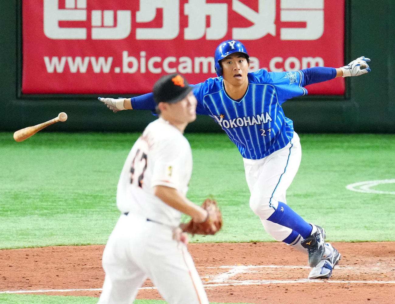 巨人対DeNA 4回表DeNA2死一塁、高橋（左）から中前打を放つ今永（撮影・江口和貴）