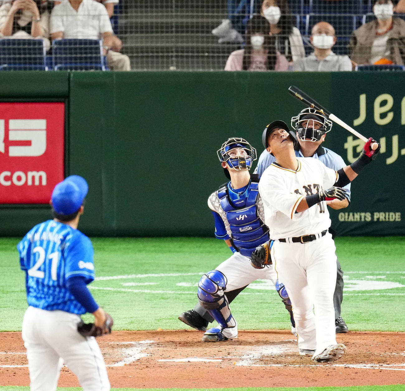 巨人対DeNA 4回裏巨人2死一塁、二飛に倒れる中田（撮影・江口和貴）