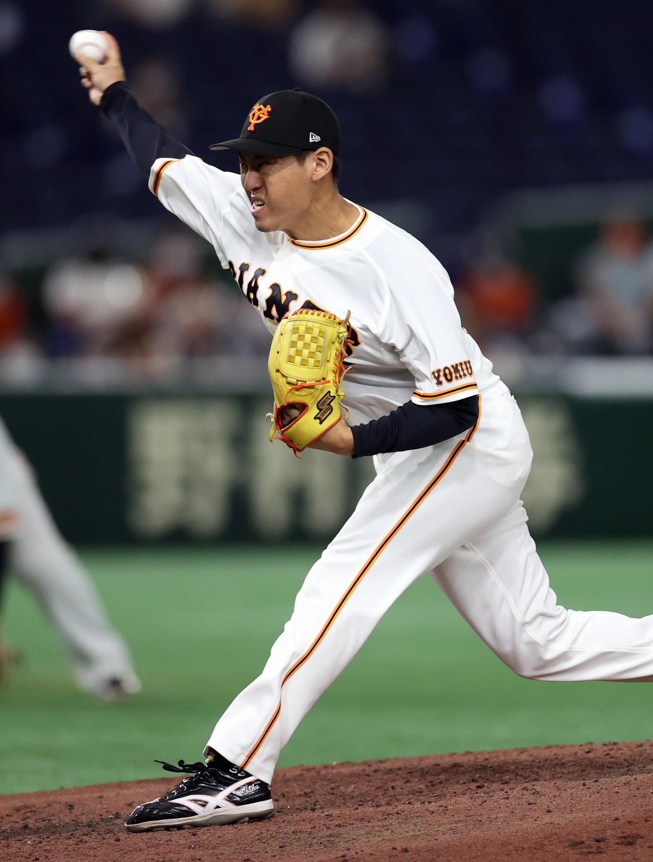 巨人対DeNA 6回表途中から登板する桜井（撮影・狩俣裕三）