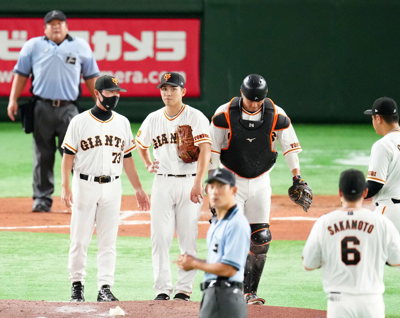巨人対DeNA 4回表、マウンドで激励を受ける巨人先発の高橋（左から2人目）（撮影・江口和貴）