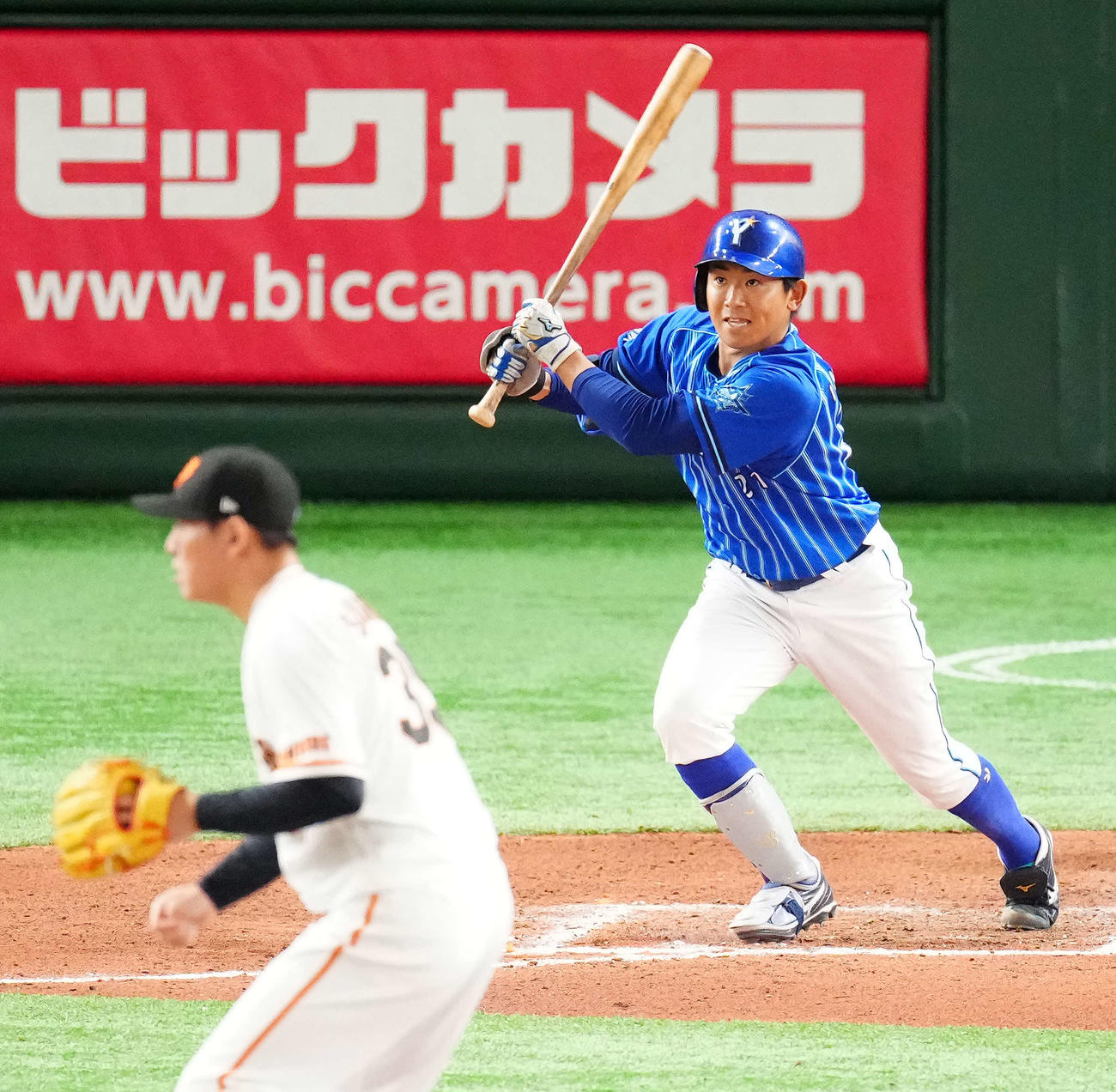 巨人対DeNA 6回表DeNA2死一塁、右前打を放つ今永。投手桜井（撮影・江口和貴）