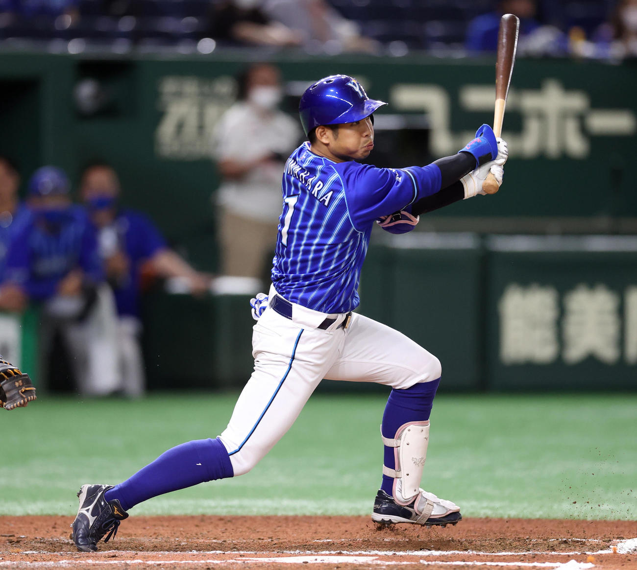 巨人対DeNA 6回表DeNA2死一、二塁、適時打を放つ桑原（撮影・狩俣裕三）