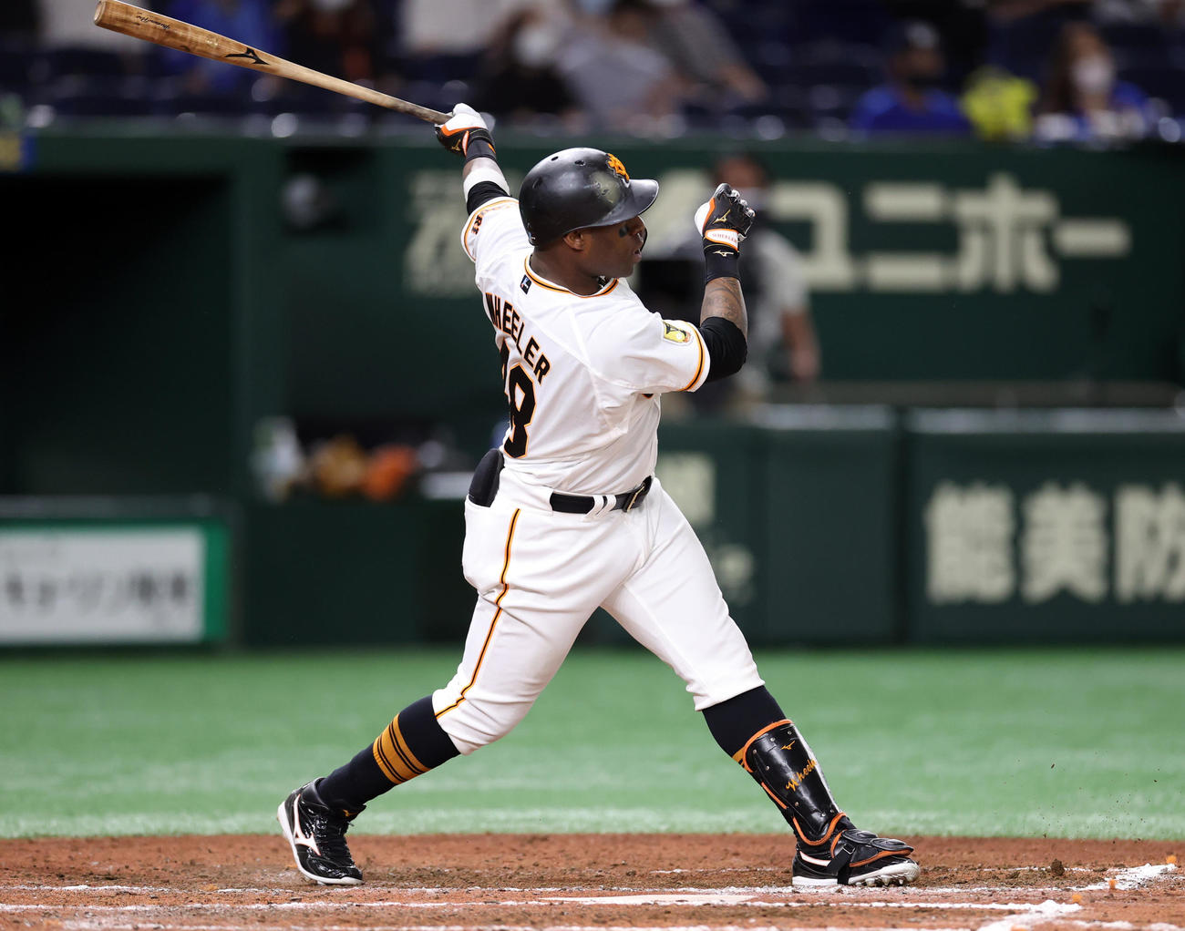 巨人対DeNA 7回裏巨人2死、中田に続、ソロ本塁打を放つウィーラー（撮影・狩俣裕三）