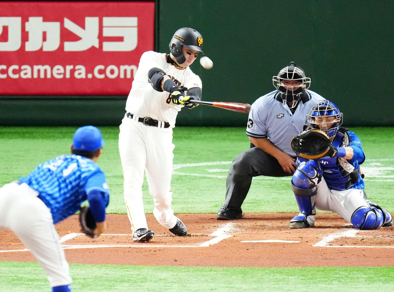 巨人対DeNA 1回裏巨人2死、右越えに先制ソロ本塁打を放つ丸。投手今永（撮影・江口和貴）