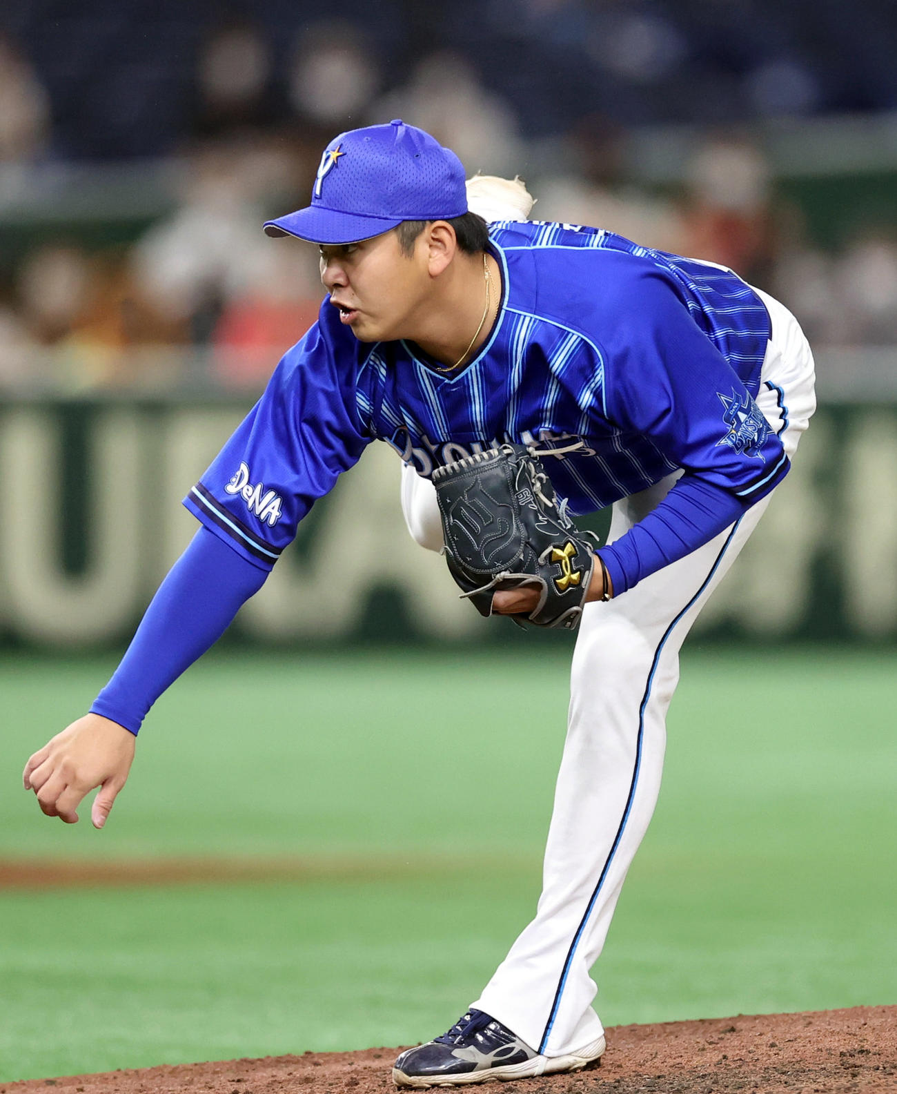 巨人対DeNA 8回裏から登板する山崎（撮影・狩俣裕三）