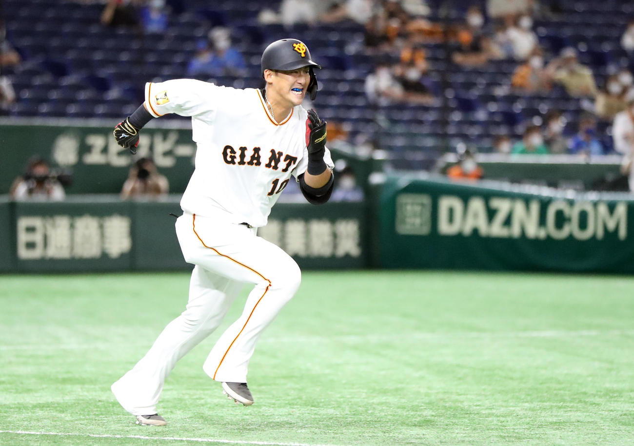 巨人対DeNA 9回裏巨人2死、三ゴロに打ち取られる最後の打者中田（撮影・狩俣裕三）