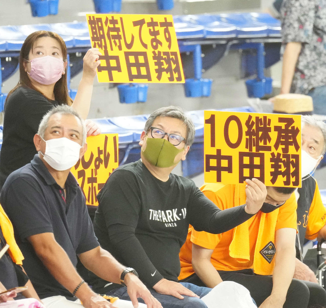 巨人対DeNA　試合前、巨人中田を応援するボードを掲げるファン（撮影・江口和貴）