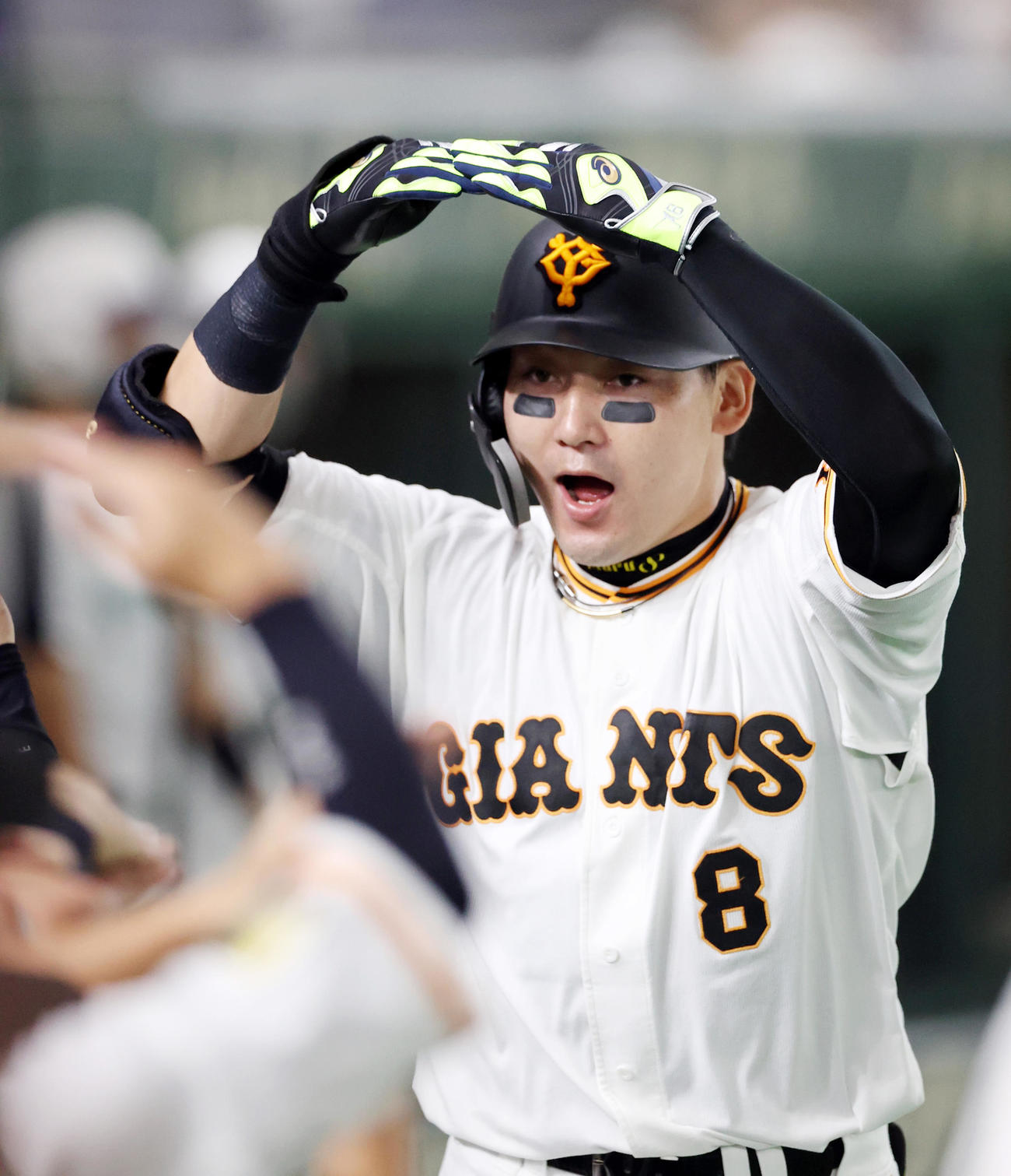 巨人対DeNA 1回裏巨人2死、先制ソロ本塁打を放ち、丸ポーズを決める丸（撮影・狩俣裕三）