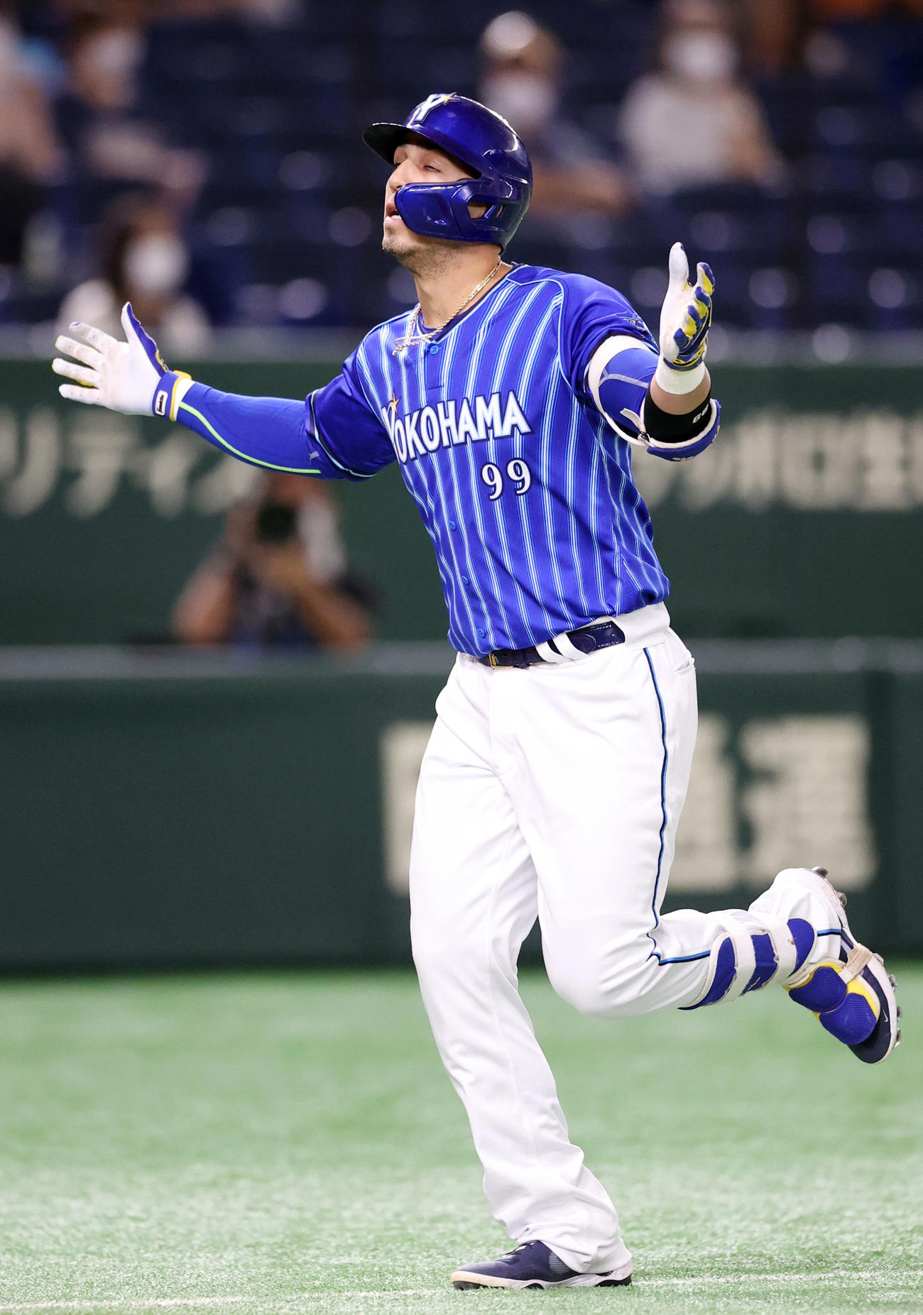 巨人対DeNA 4回表DeNA無死一塁、2点本塁打を放つソト（撮影・狩俣裕三）