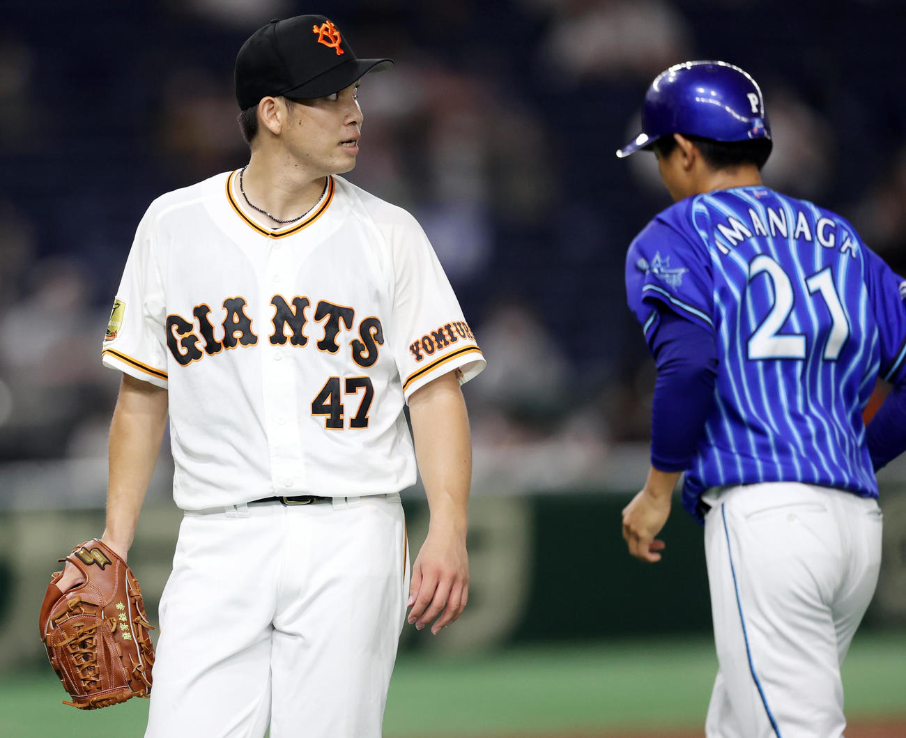 巨人対DeNA 4回表を終え、悔しそうな表情でベンチに戻る高橋（左）。右は今永（撮影・狩俣裕三）