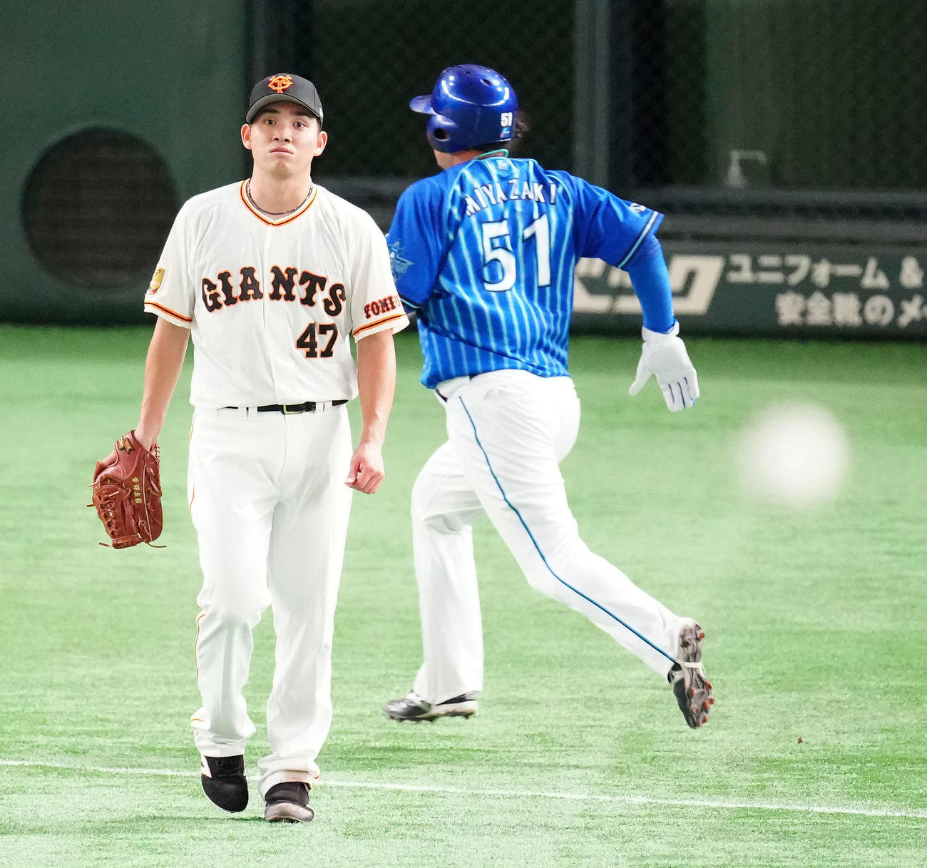 巨人対DeNA 4回表DeNA無死二塁、牧に適時打を浴びた高橋。右は生還する宮崎（撮影・江口和貴）