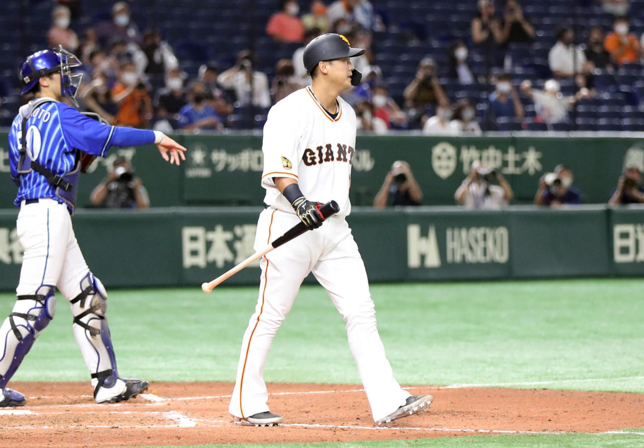 6回裏、移籍後初打席に立った中田は四球を選ぶ（撮影・狩俣裕三）