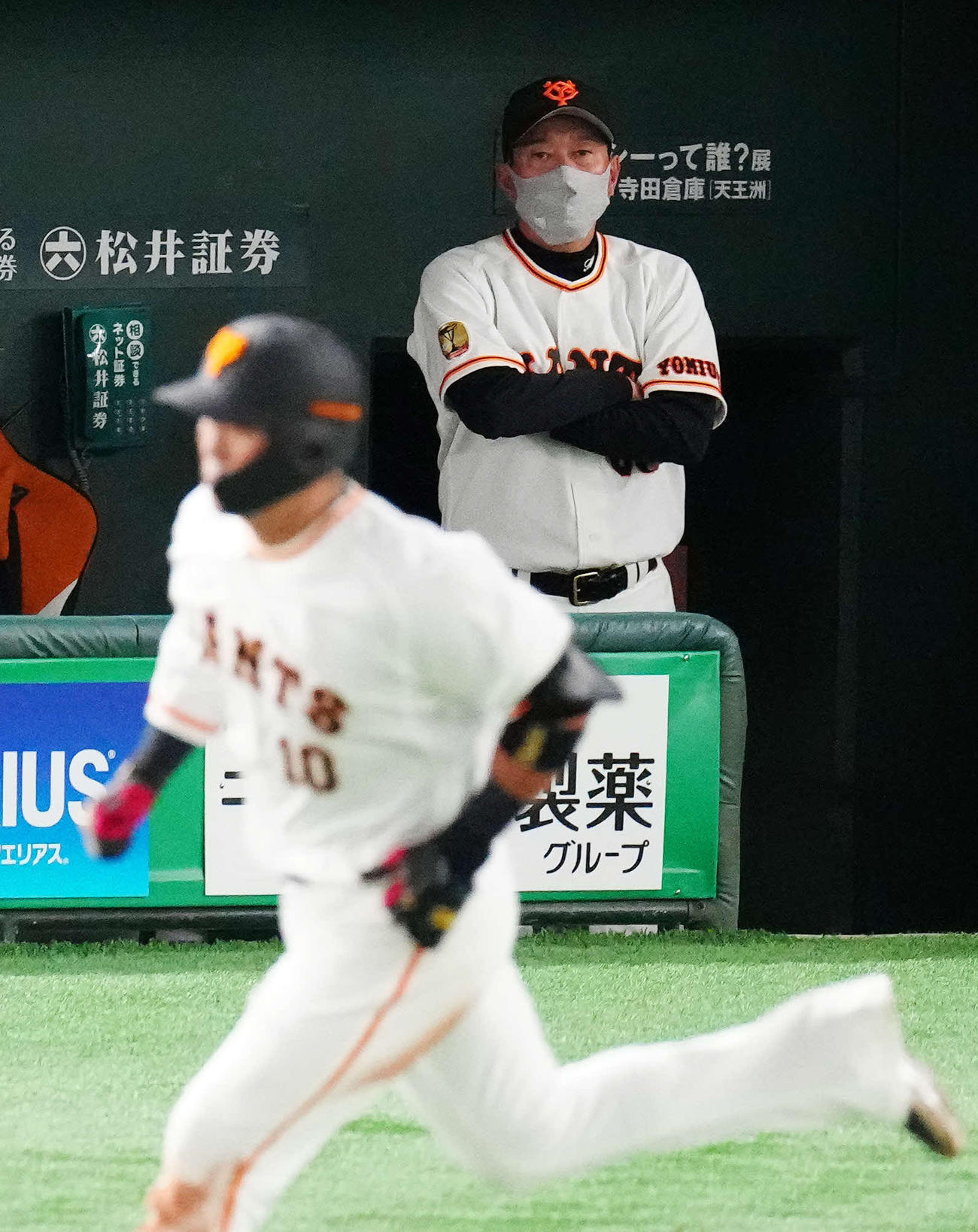 9回裏巨人無死、中飛に倒れた中田（手前）の打球を見つめる原監督（撮影・江口和貴）
