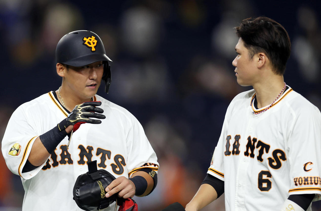 巨人対DeNA　試合後、坂本（右）と話をする中田（撮影・狩俣裕三）