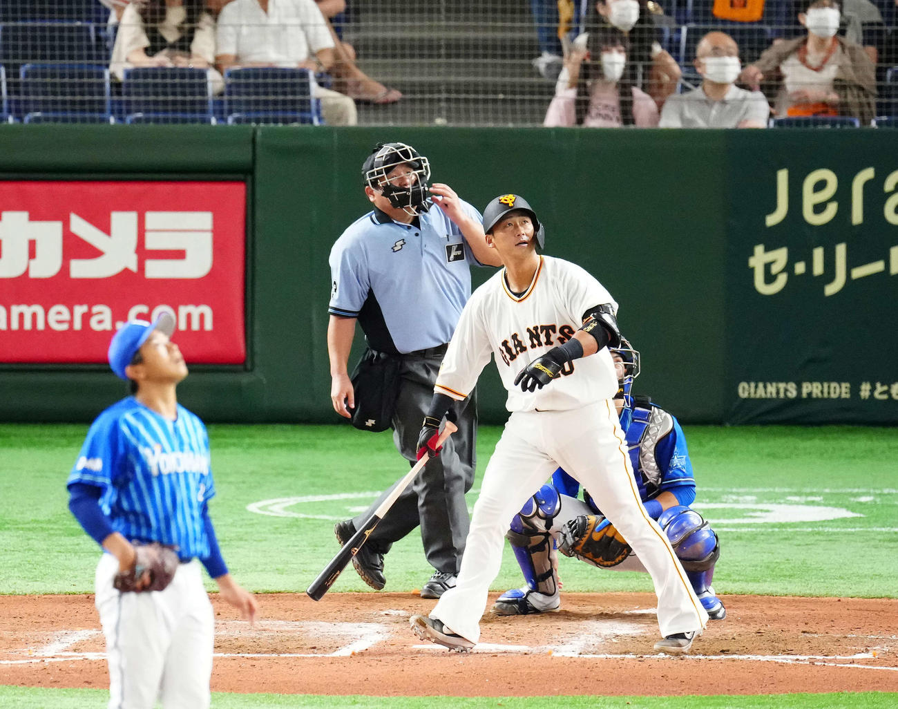 巨人対DeNA 7回裏巨人1死二塁、左越えに2点本塁打を放つ中田。投手今永（撮影・江口和貴）