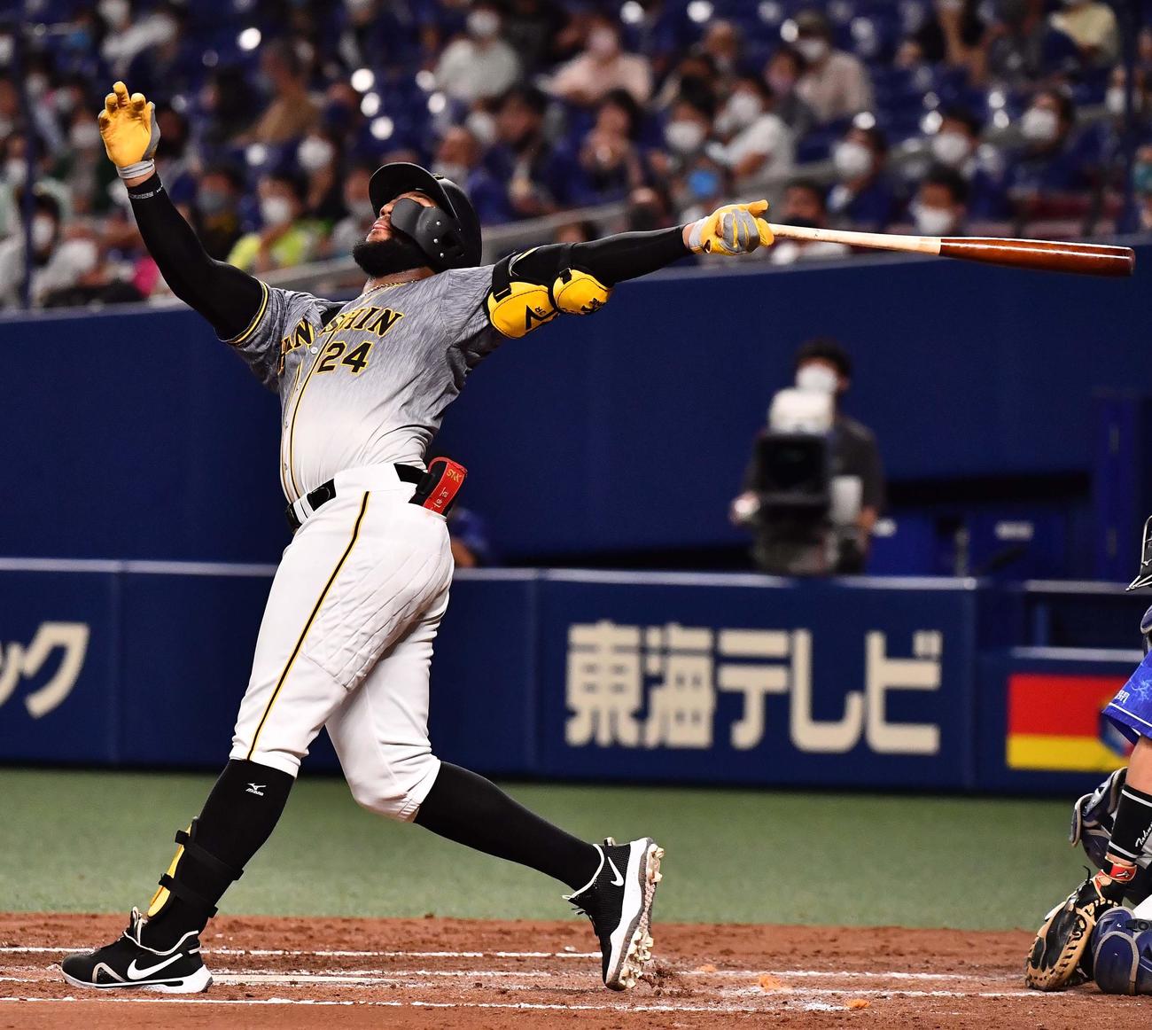 中日対阪神　5回表阪神無死、ロハスの放った打球は天井に当たる（撮影・上田博志）