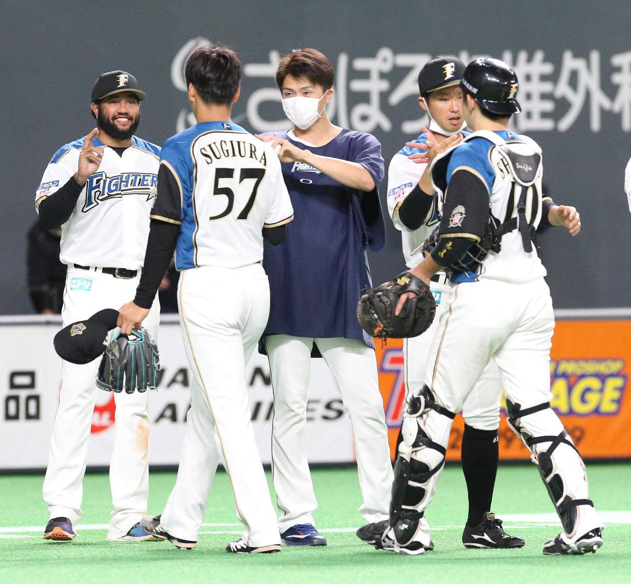 日本ハム対楽天　日本ハム杉浦からウイニングボールをもらう上沢（中央）（撮影・佐藤翔太）