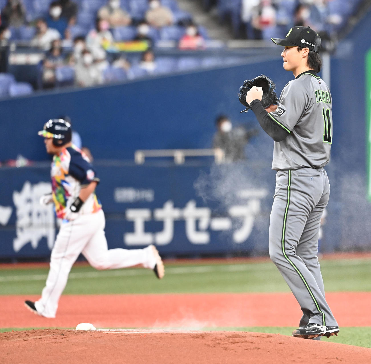 オリックス対西武　1回表西武無死満塁、中村に左中間へ先制の満塁本塁打を打たれた山崎福（撮影・前岡正明）