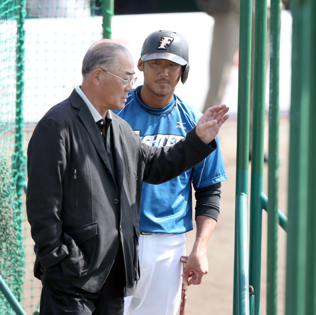 15年2月18日　名護キャンプでのフリー打撃後、張本勲氏のアドバイスを聞く日本ハム時代の中田翔