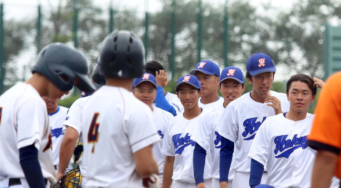 初戦に辛勝し安堵（あんど）の表情を浮かべる北洋大ナイン（撮影・永野高輔）