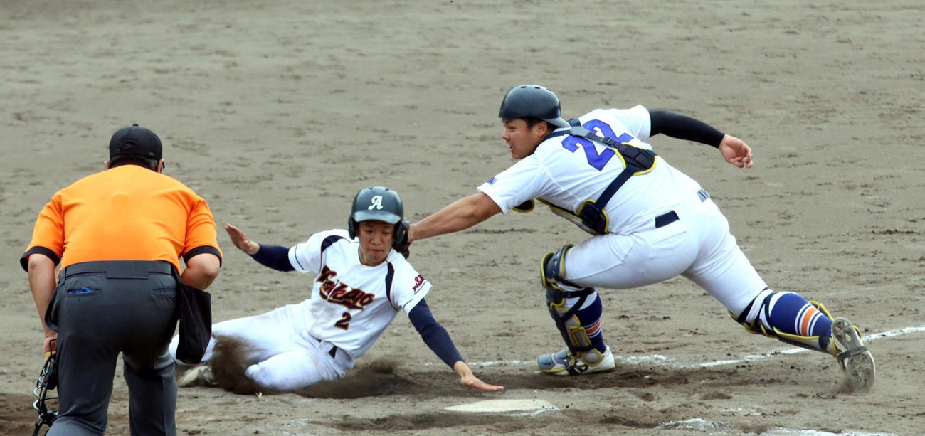4回表北海道教大旭川2死二塁、織田の右前打で二塁走者の近田が本塁に突っ込むもタッチアウト。捕手・臼井彗（撮影・永野高輔）