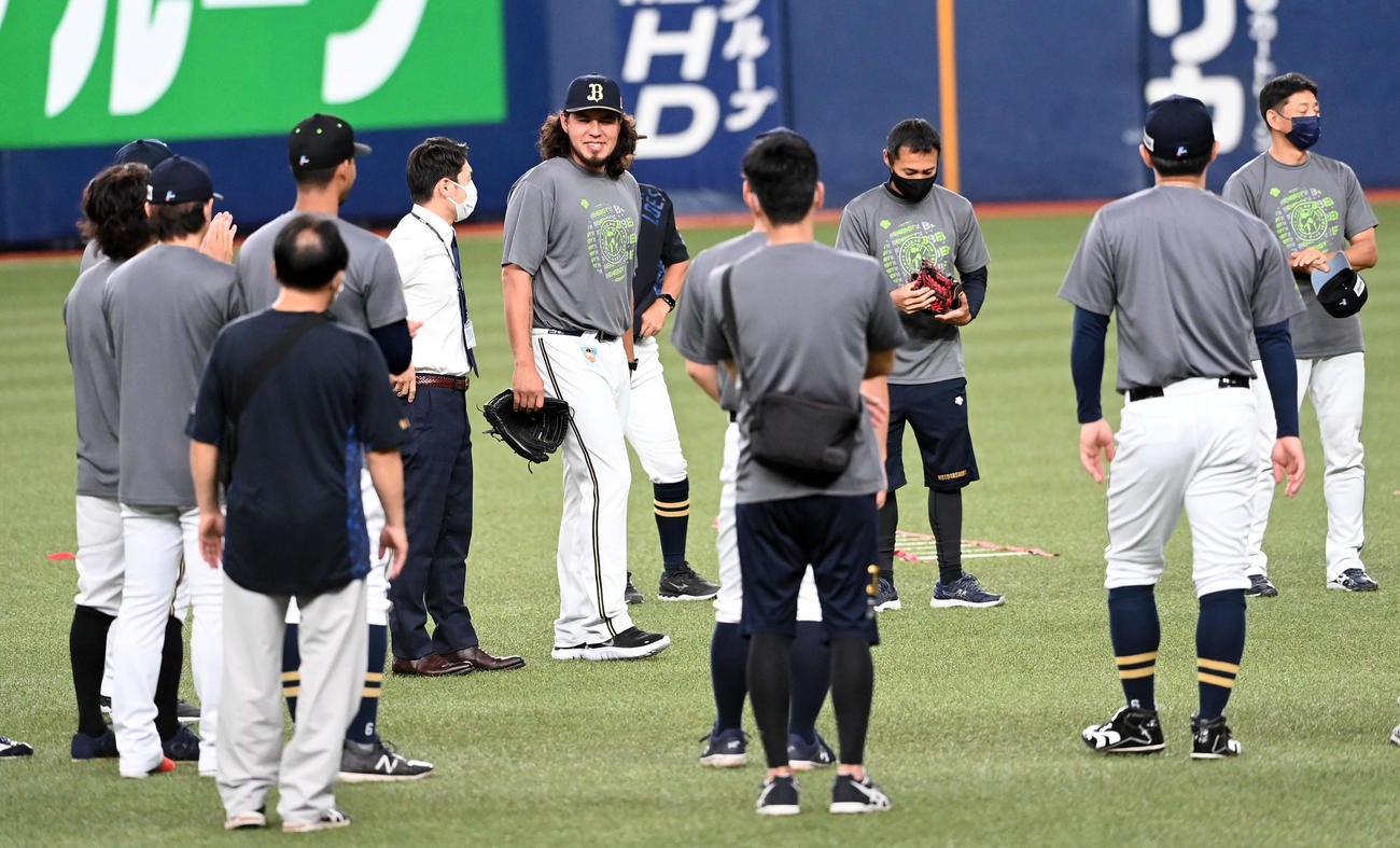 オリックス対西武　入団会見前にナインにあいさつをするバルガス（中央）（撮影・前岡正明）
