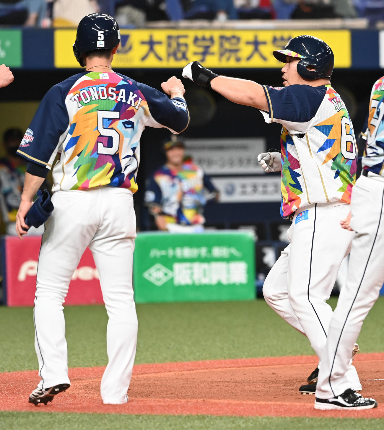 オリックス対西武　1回表西武無死満塁、中村（右）は左中間に先制の満塁本塁打を放ち外崎とタッチ（撮影・前岡正明）