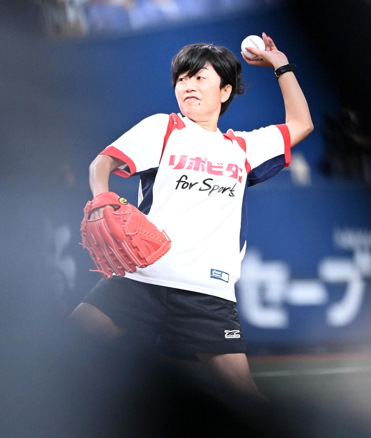 オリックス対西武　始球式を務めたアテネ五輪女子マラソン金メダリストの野口みずきさん（撮影・前岡正明）