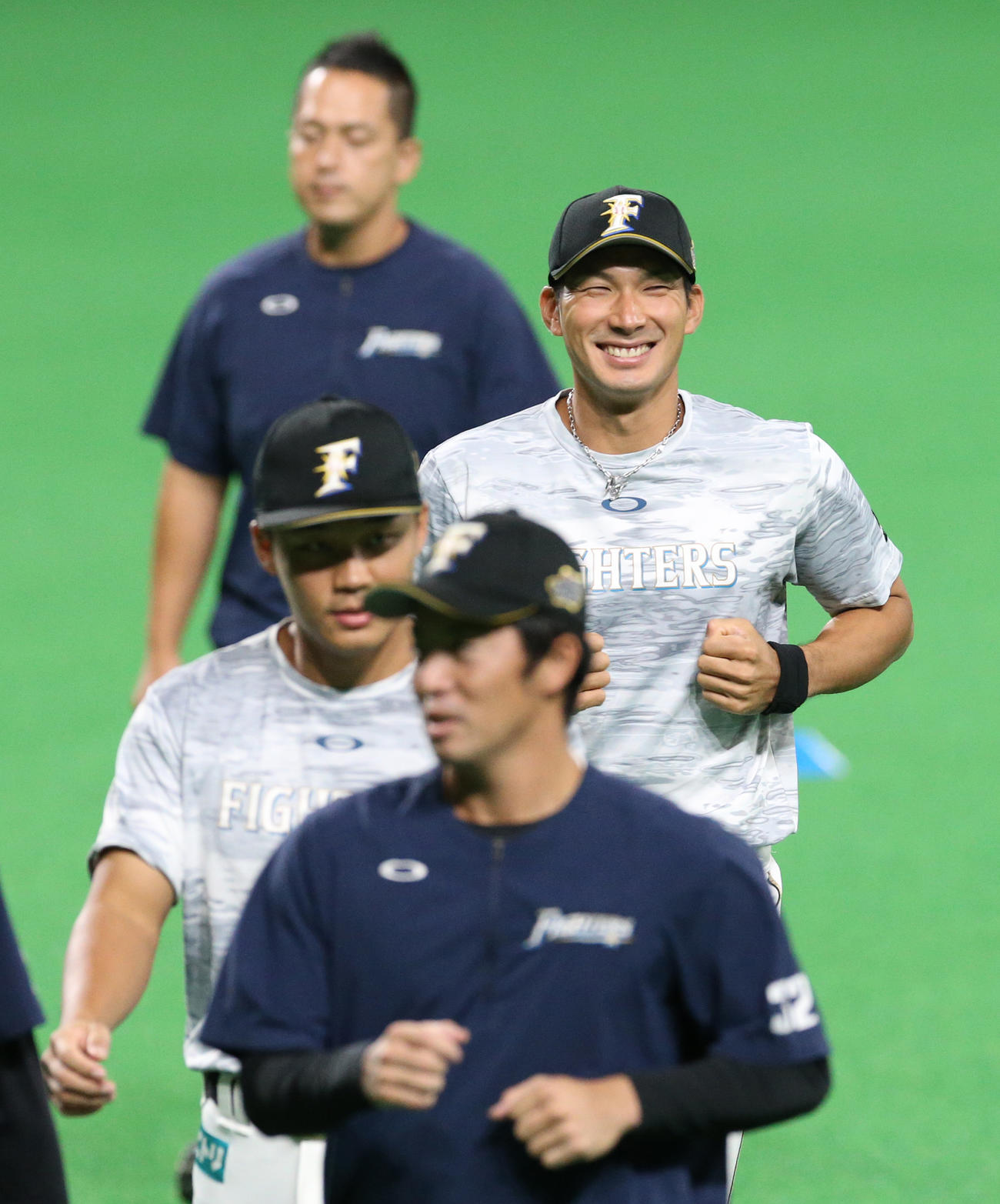 日本ハム対楽天　試合前、笑顔でウオーミングアップをする日本ハム大田（右奥）（撮影・佐藤翔太）