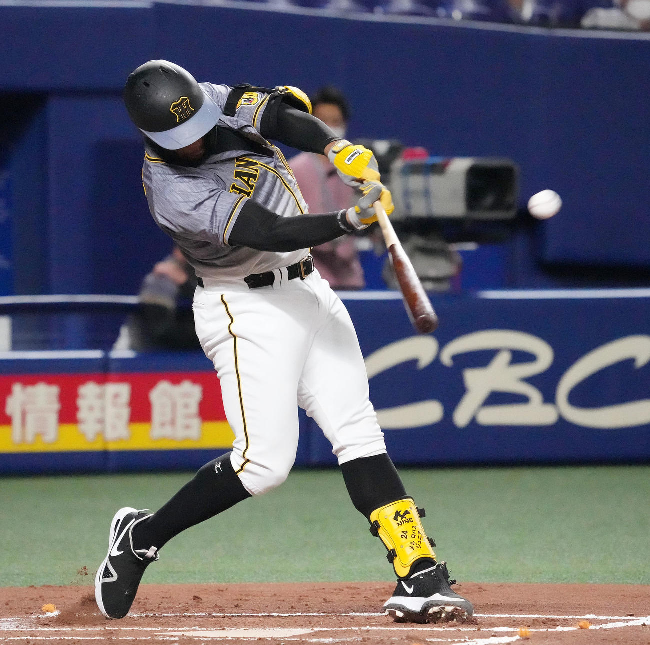 中日対阪神　2回表阪神2死、右中間へ本塁打を放つロハス（撮影・森本幸一）