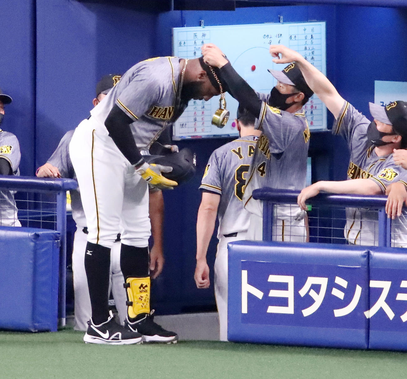 中日対阪神　2回表阪神2死、中越え本塁打を放ちベンチでナインからメダルをかけられるロハス（撮影・加藤哉）