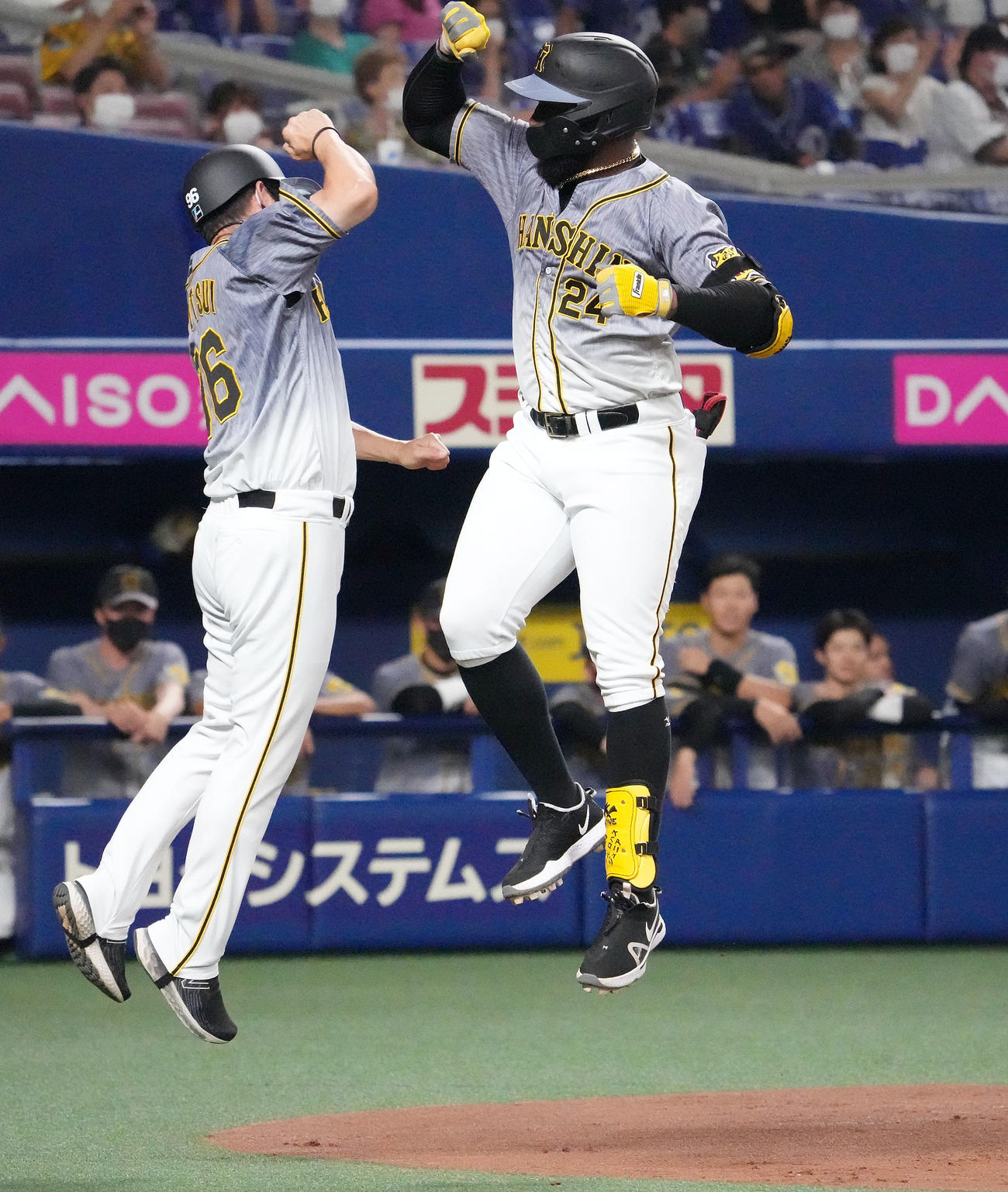 中日対阪神　2回表阪神2死、右中間へ本塁打を放ち生還し筒井コーチ（左）とタッチをかわすロハス（撮影・森本幸一）