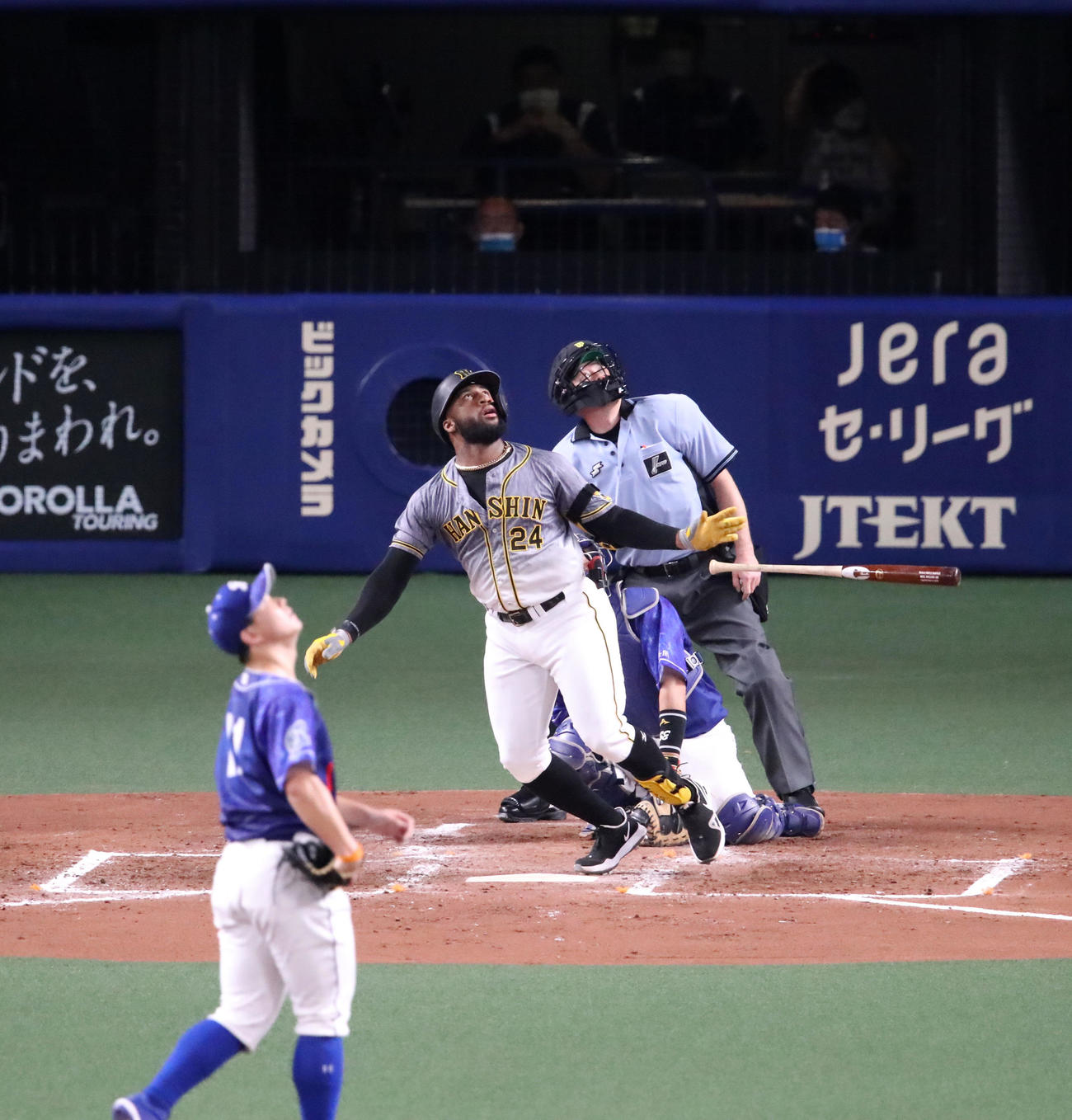 中日対阪神　5回表阪神無死、ロハスは天井直撃のファウルを放った。投手は小笠原（撮影・加藤哉）