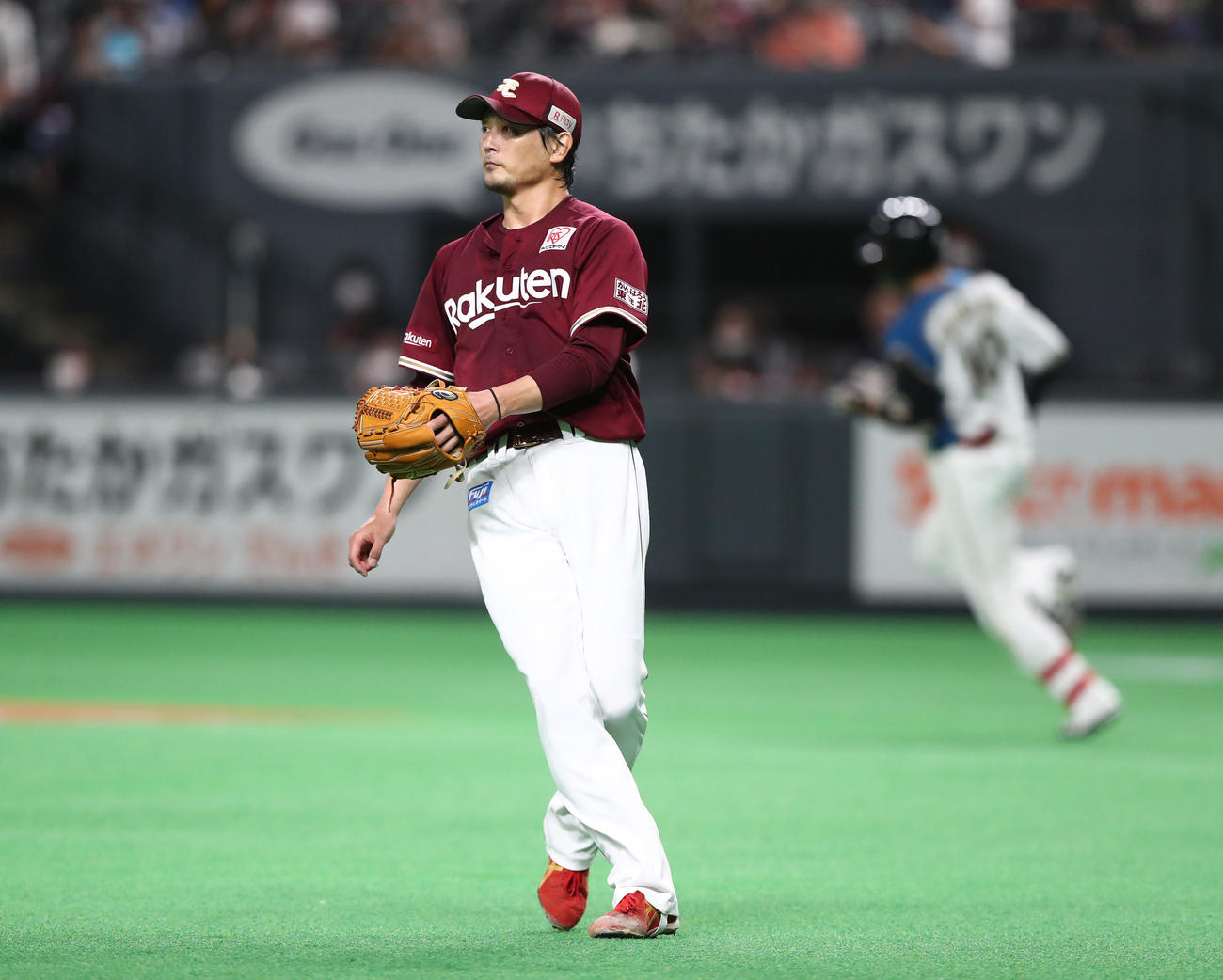日本ハム対楽天　2回裏日本ハム1死一、三塁、清水（右）に左前適時打を浴びる涌井（撮影・黒川智章）