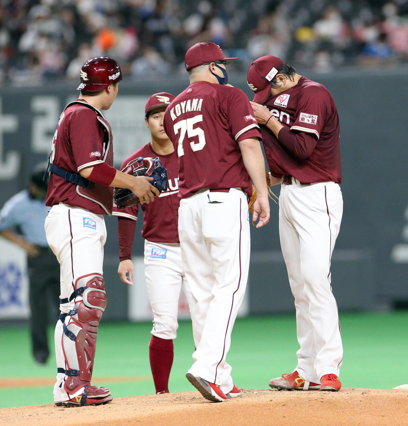 日本ハム対楽天　マウンドで楽天小山コーチに声をかけられる涌井（右）（撮影・佐藤翔太）