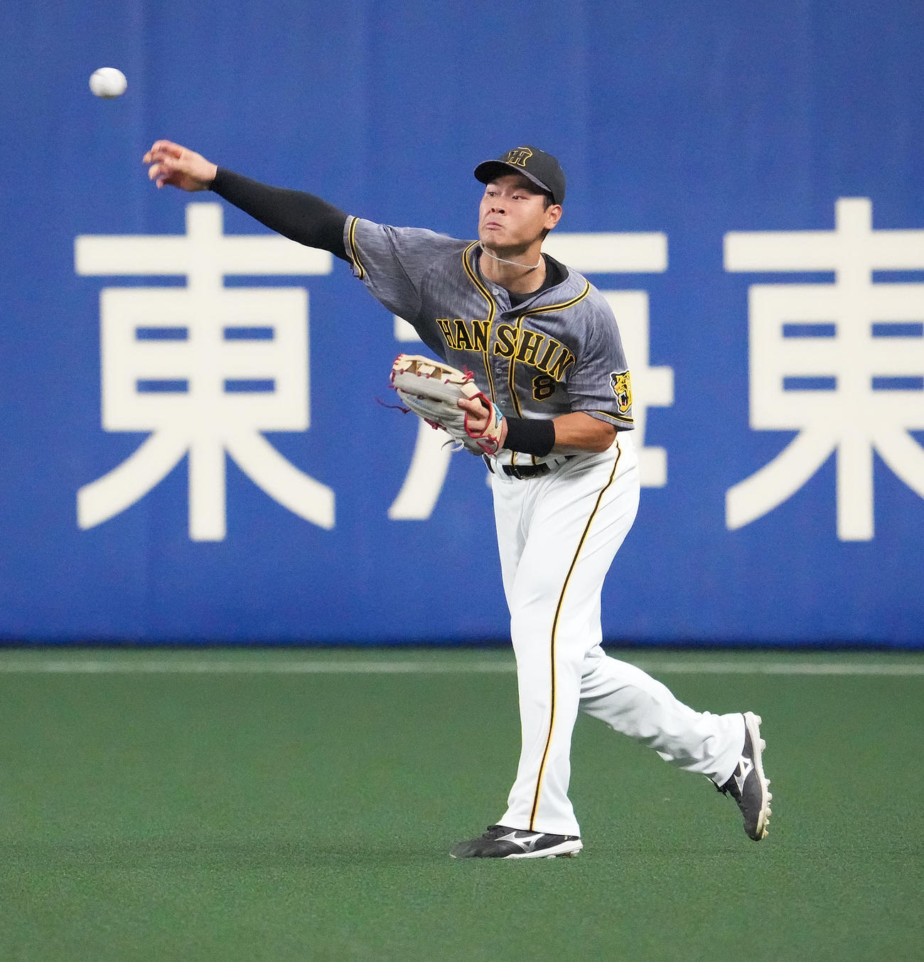 中日対阪神　7回裏中日無死、ダヤン・ビシエドの打球を捕球し二塁へ送球する佐藤輝（撮影・森本幸一）