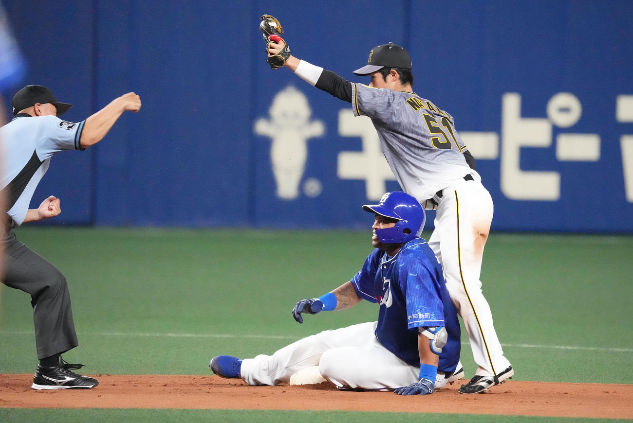 中日対阪神　7回裏中日無死、右前安打を放ち二塁を狙うも走塁死のビシエド（撮影・森本幸一）