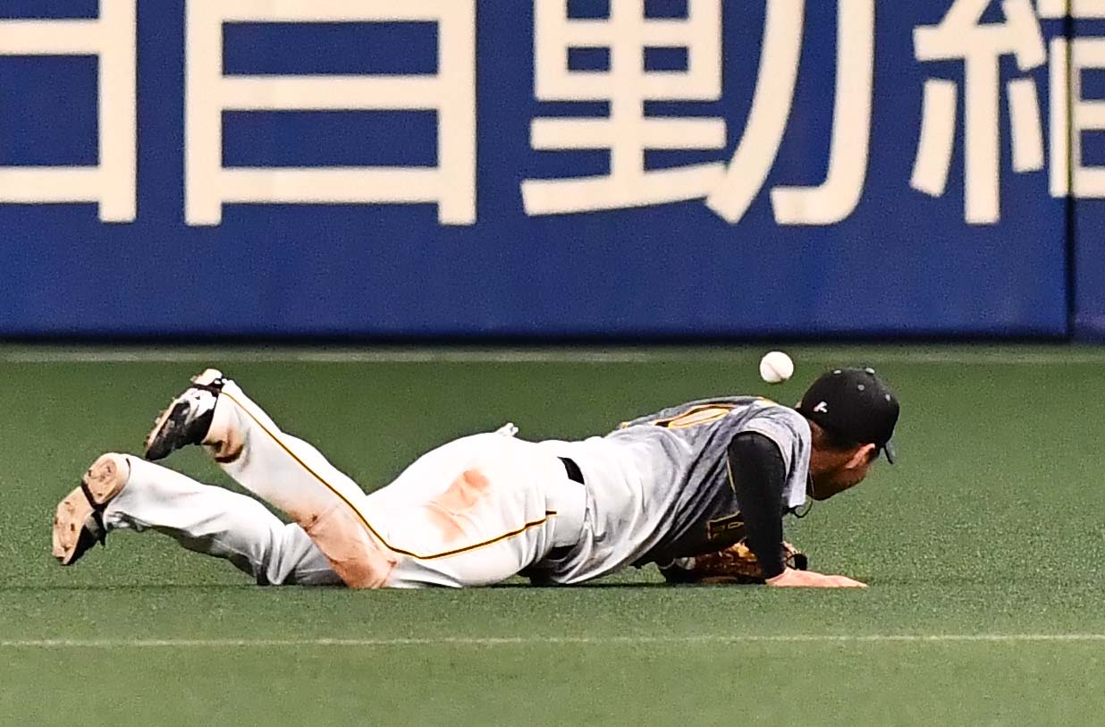 中日対阪神　7回裏中日無死、ダヤン・ビシエドの打球をはじく木浪（撮影・上田博志）