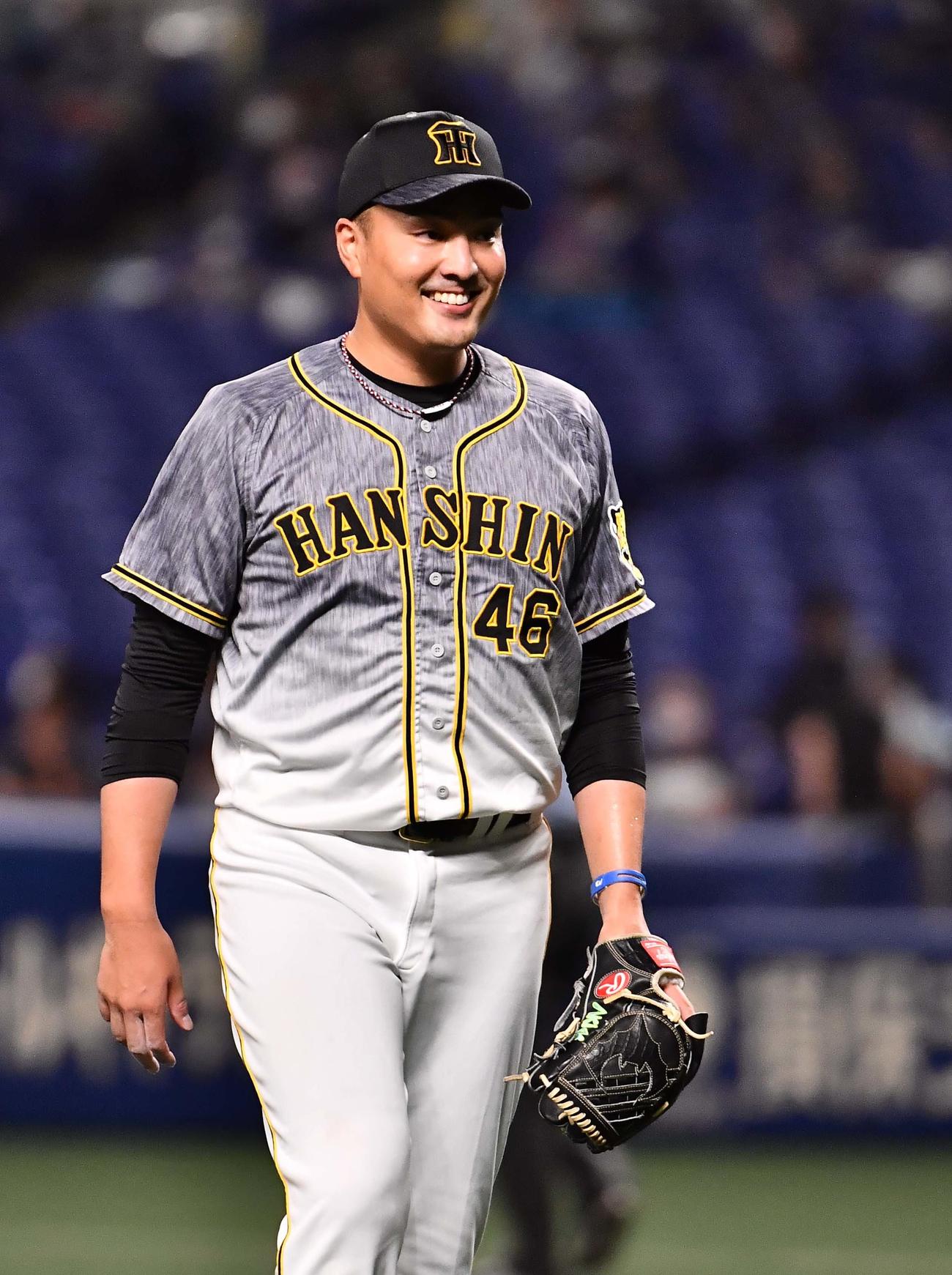 中日対阪神　7回無失点に抑え笑顔を見せながらベンチに引き揚げる秋山（撮影・上田博志）