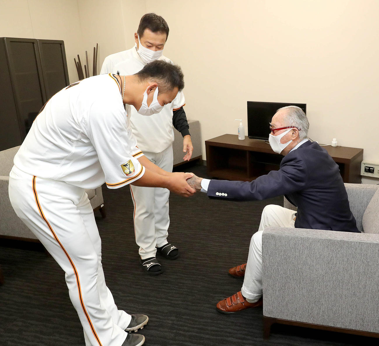 巨人対DeNA　試合前、長嶋終身名誉監督（右）と握手を交わす中田。後方は原監督（球団提供）