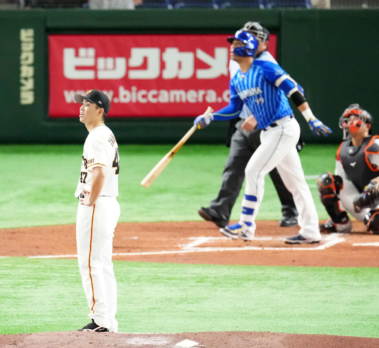 巨人対DeNA 4回表DeNA無死一塁、ソト（後方中央）に逆転2点本塁打を浴びる高橋（撮影・江口和貴）