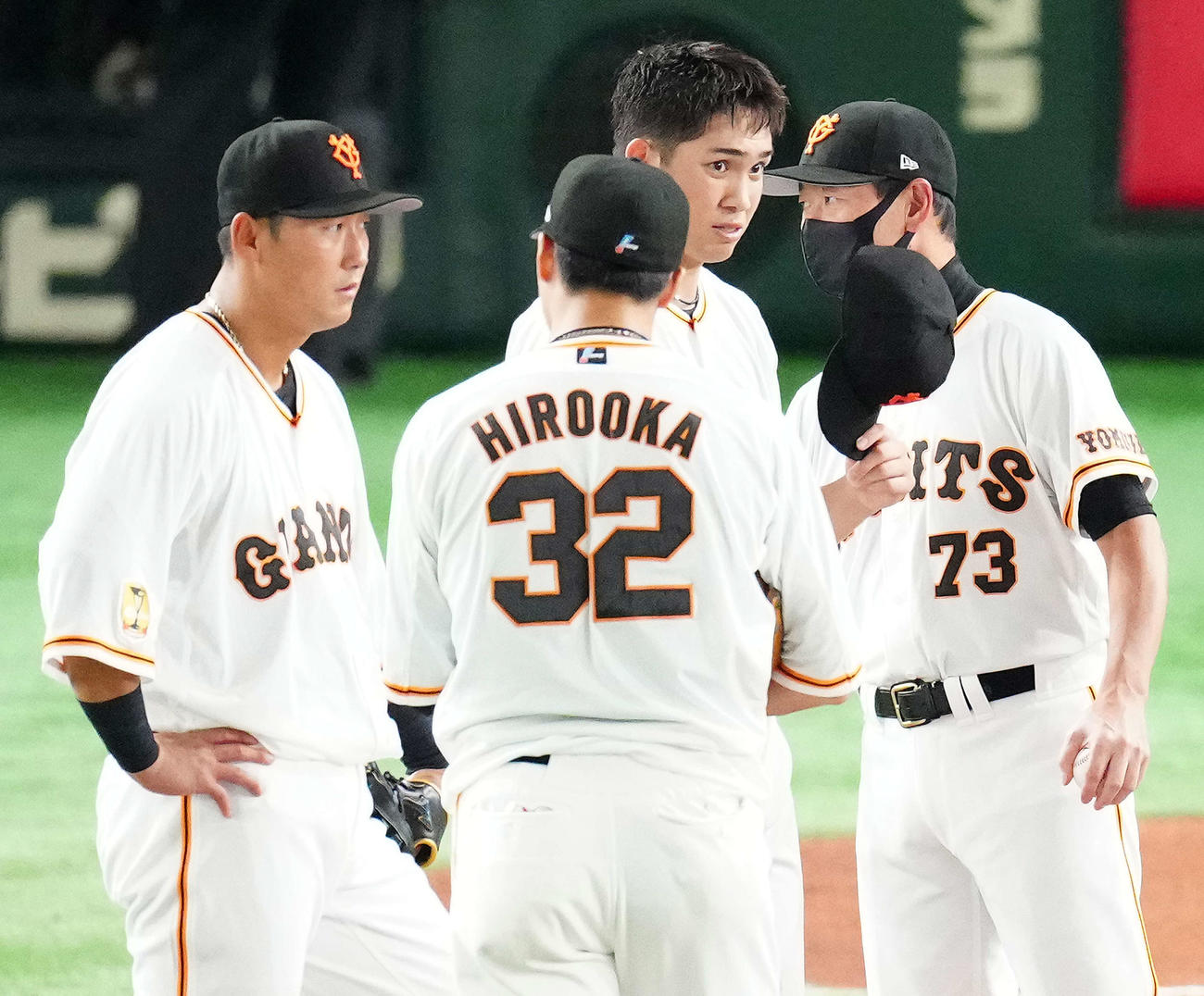 巨人対DeNA 6回表途中で降板する巨人先発の高橋（中央右）。右は桑田投手チーフコーチ補佐、左は一塁手中田（撮影・江口和貴）